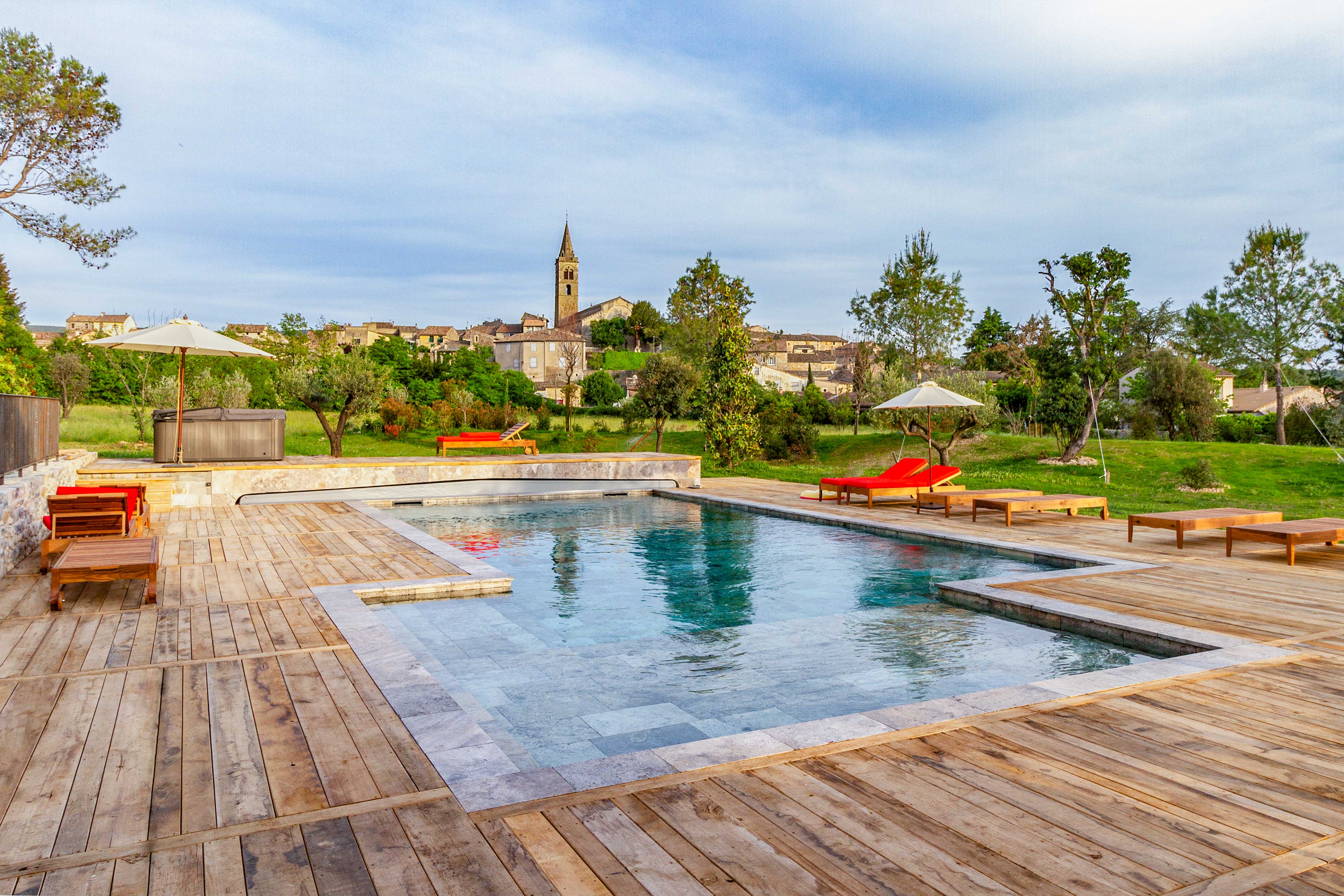 Piscine équipée d’une couverture automatique de sécurité