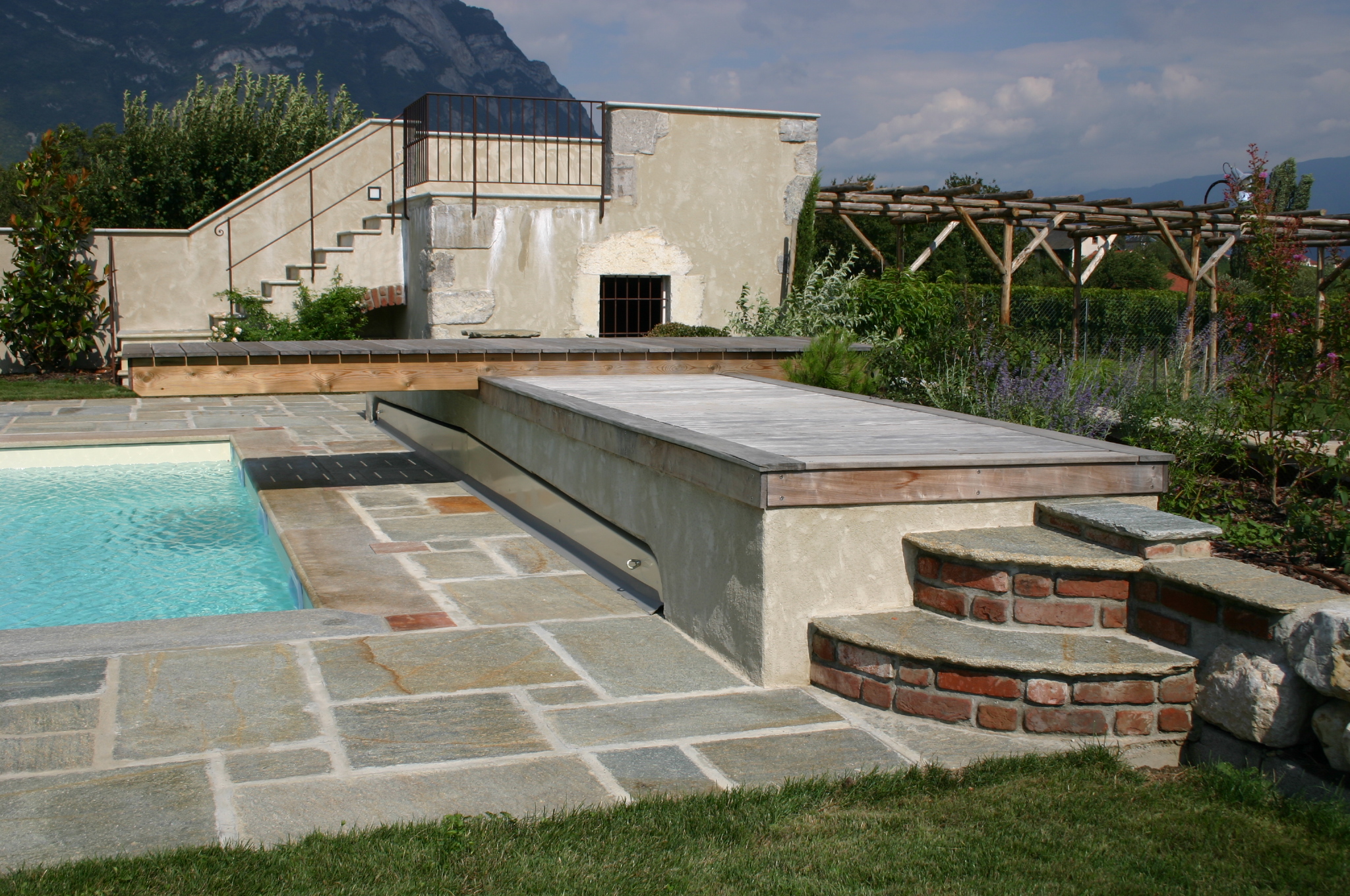Installation d’une couverture automatique de piscine sur mesure chez un particulier