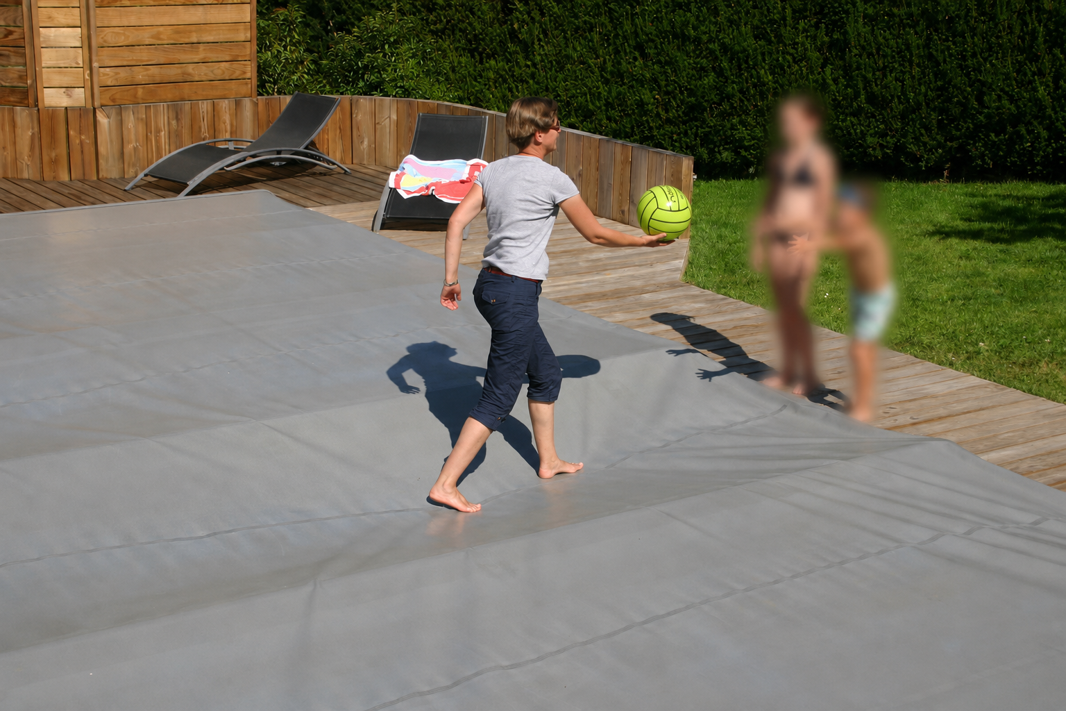 Piscine sécurisée avec couverture automatique pour protéger les enfants