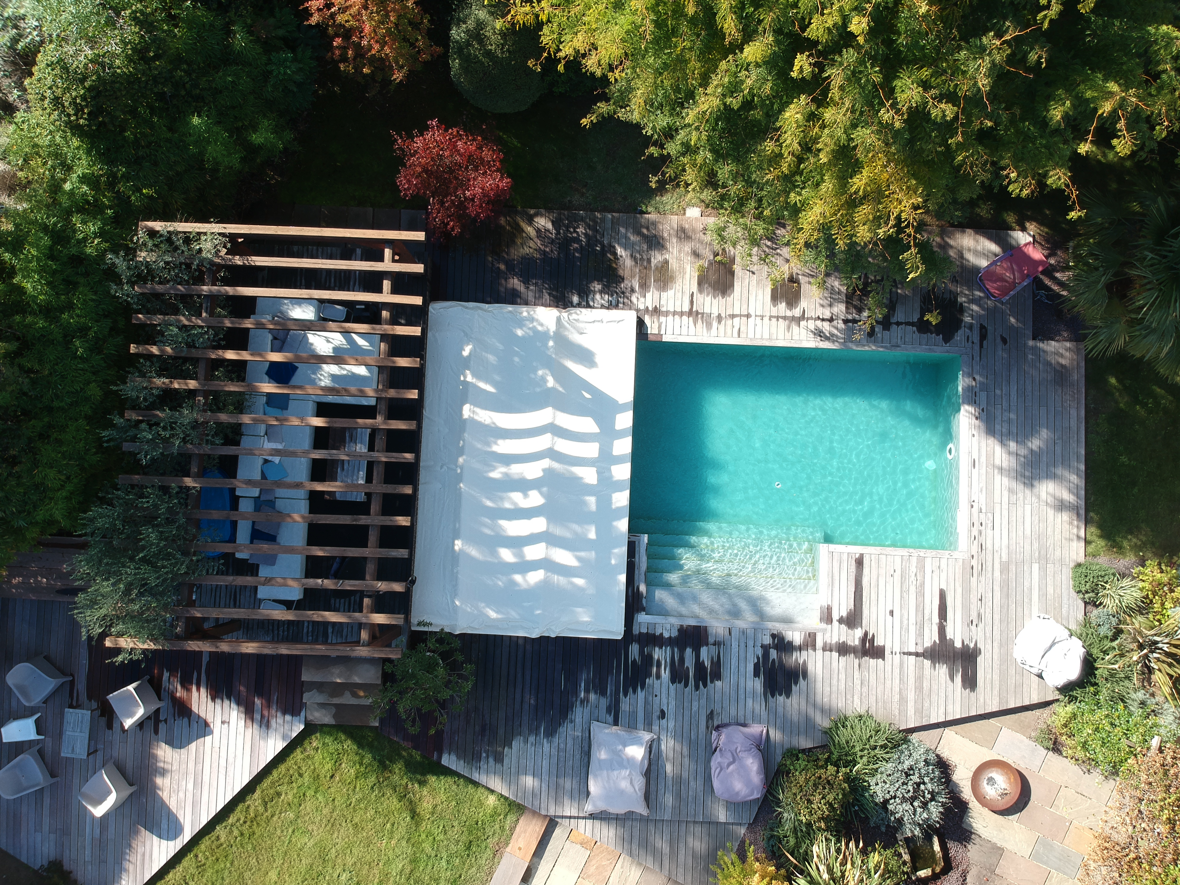 Couverture automatique de piscine immergée avec finition terrasse